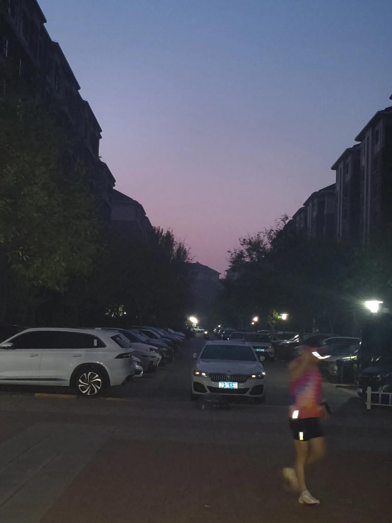 东丽湖赏湖苑这栋楼，才8层，每层4户，也才32户，楼前后公共停车位有66个。
每