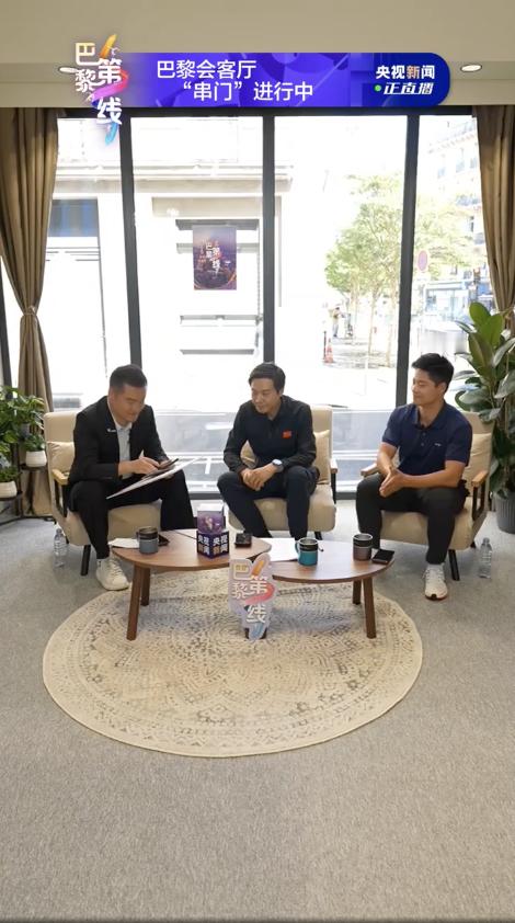 最会写诗的足球解说、最会跑步的大学教授、最会办企业的赛车手，这回算是凑一起了[允