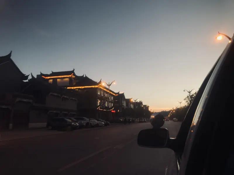 人这一生，拼命追逐很多东西，可大多只是暂时陪伴。真正永远属于自己的没几样。
健康