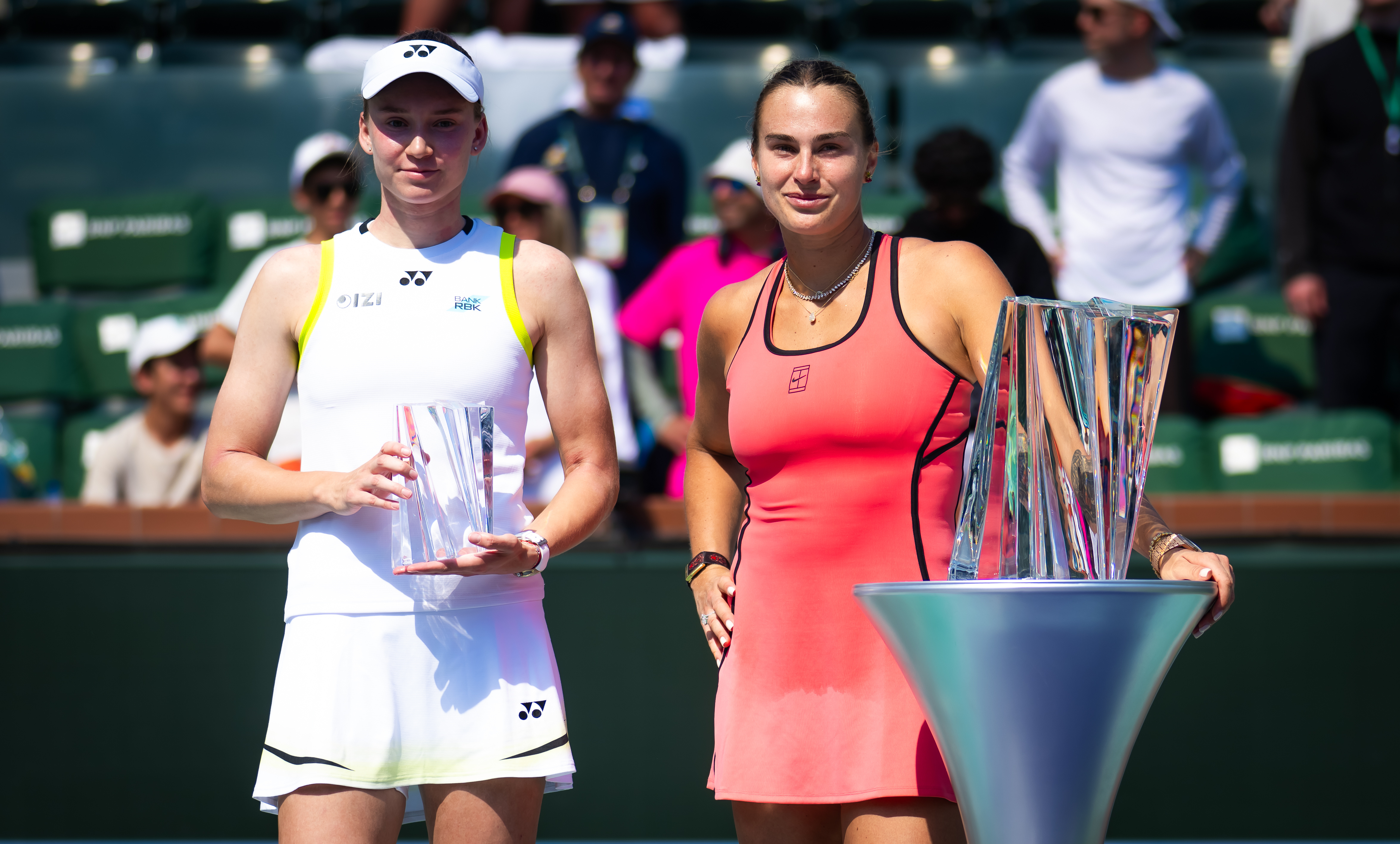 捧杯图来袭📸事不过三 再次祝贺将一座新的冠军奖杯加入收藏✨ 萨巴伦卡首夺印第安