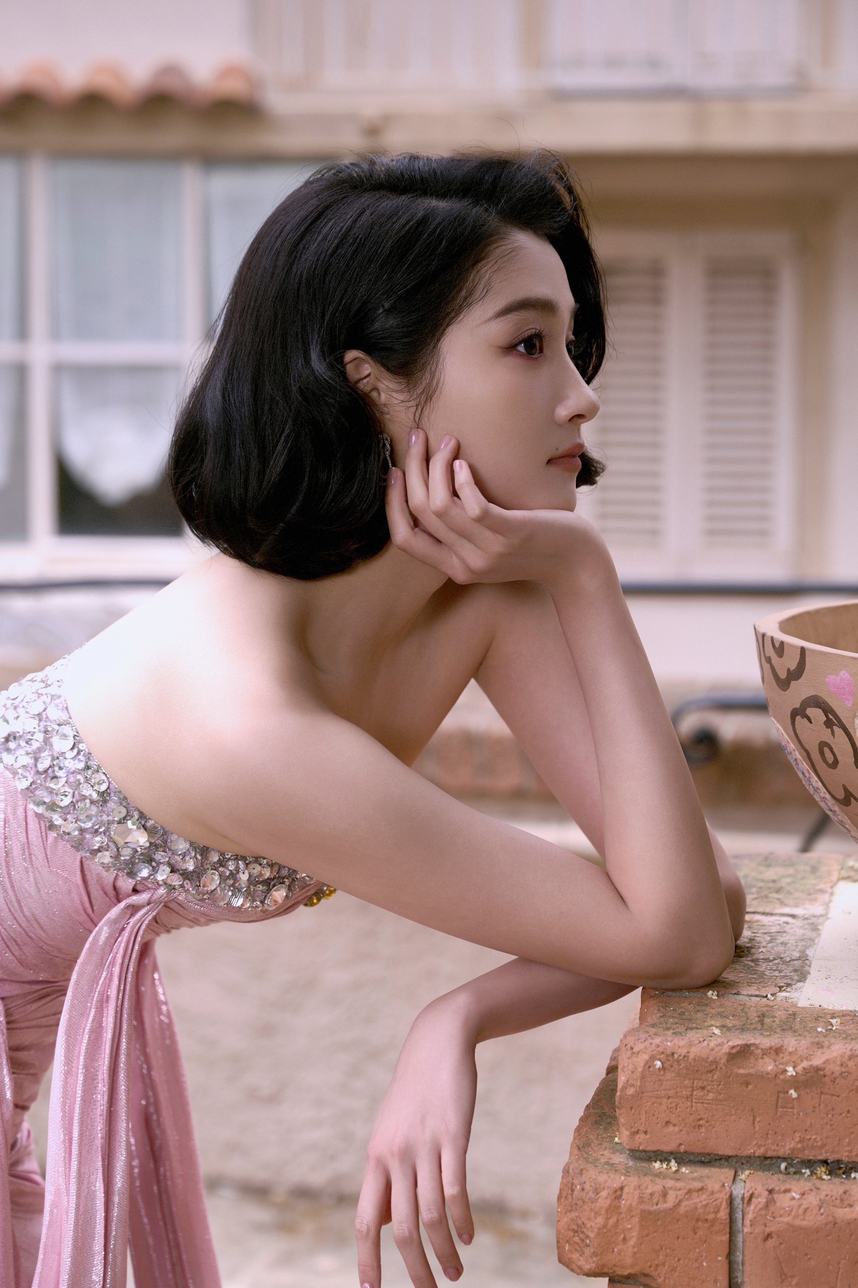 关晓彤 一袭粉色礼服，轻舞裙摆，飘逸如梦。🌸金色的花朵点缀在肩头，犹如盛开的玫