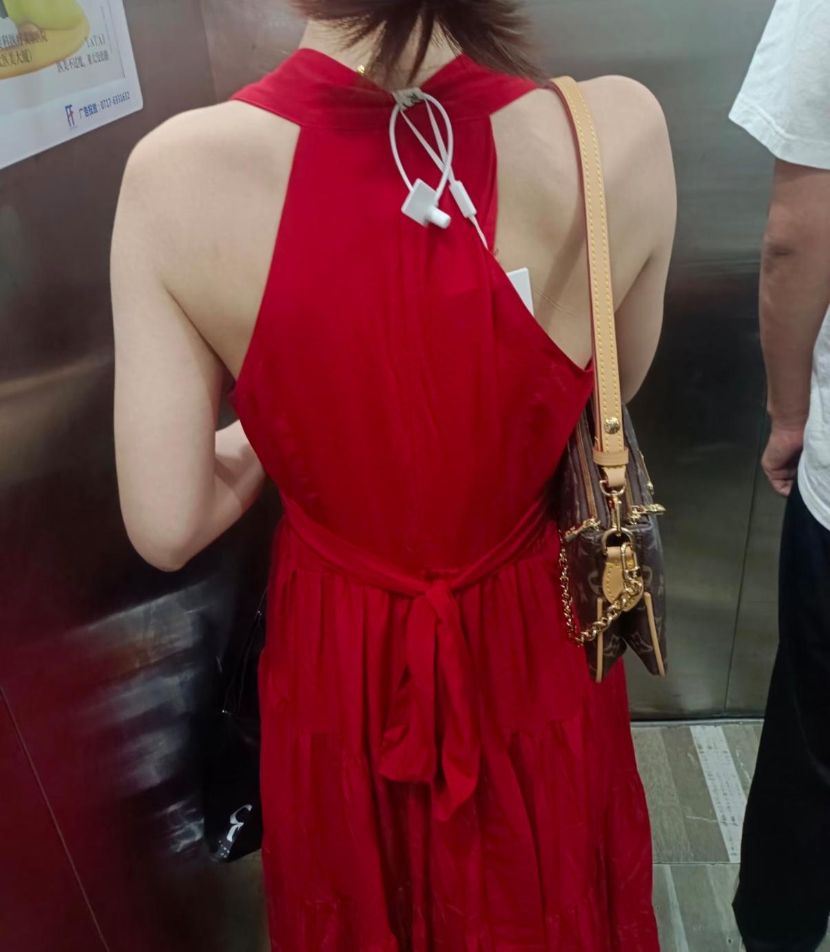 出门在外，真的会被这种细节尴尬住！
电梯里看到前面的女生，新买的衣服吊牌还挂在背