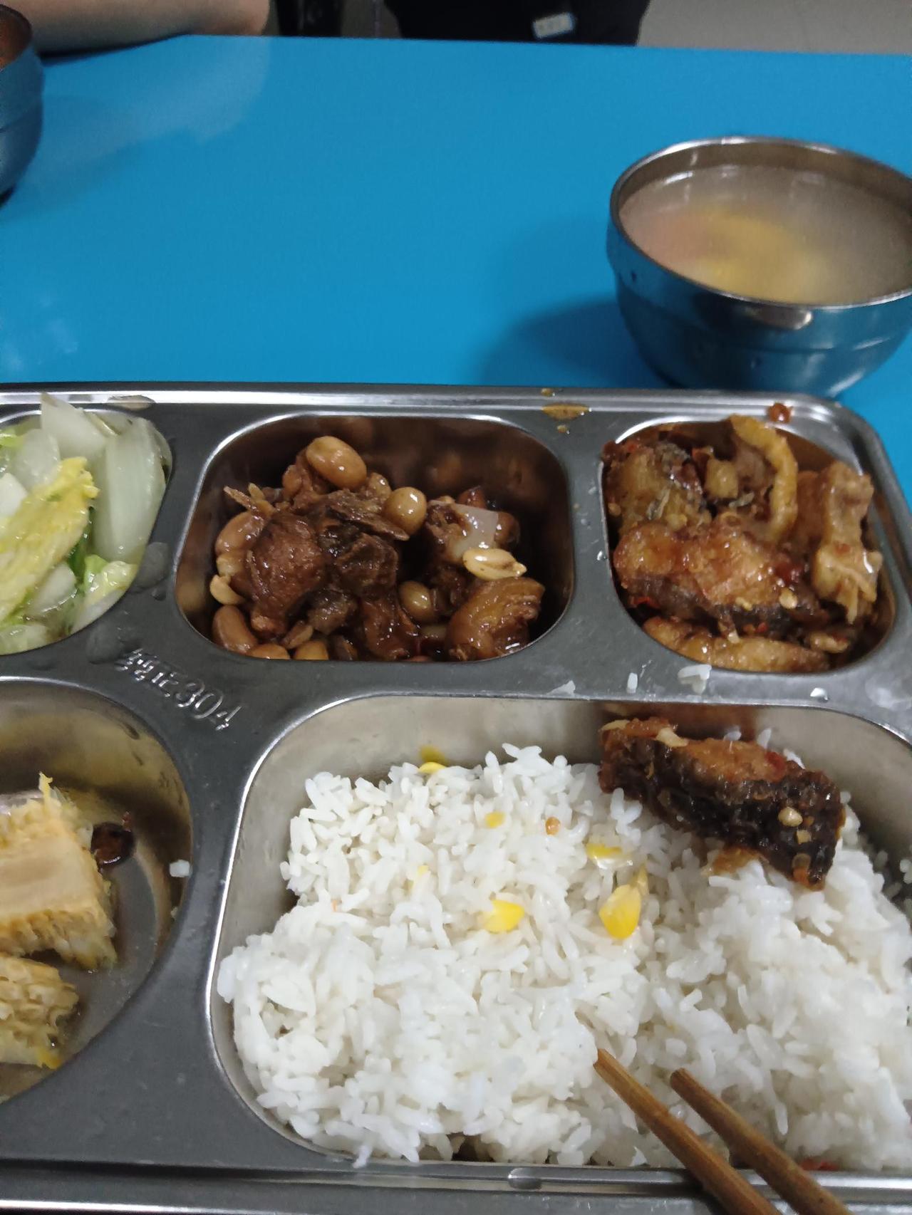 昨天中午在酒店用餐时，看到有两荤一素的菜，我心里琢磨许久，寻思着今天是什么日子，