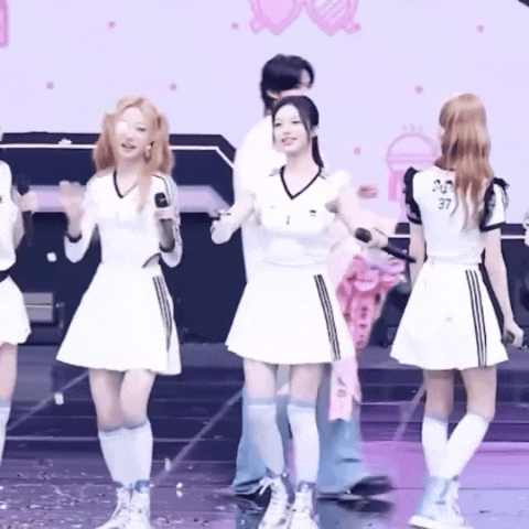 朋友对象给她带了一堆零食 还让女孩拿去分给别的同学一起吃 