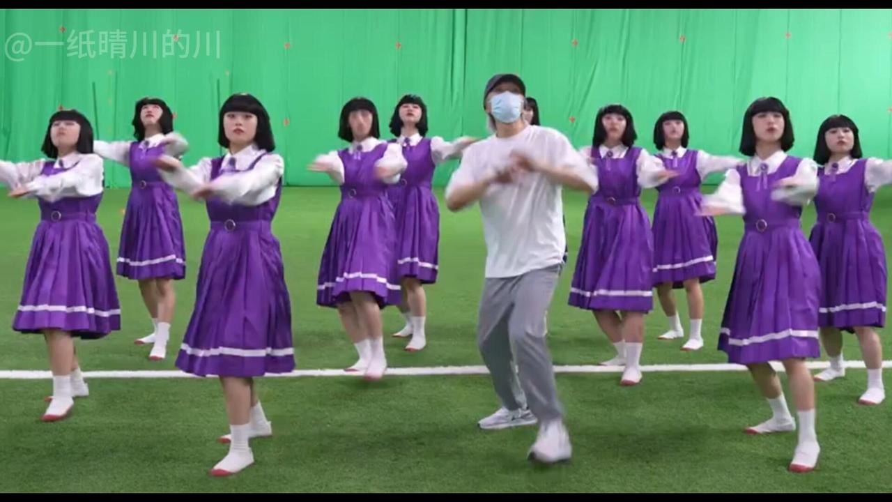 很多人看不懂《功夫女足》这段舞的意思
这是日本盂兰盆节祭祀舞
送葬的舞
此外，峨
