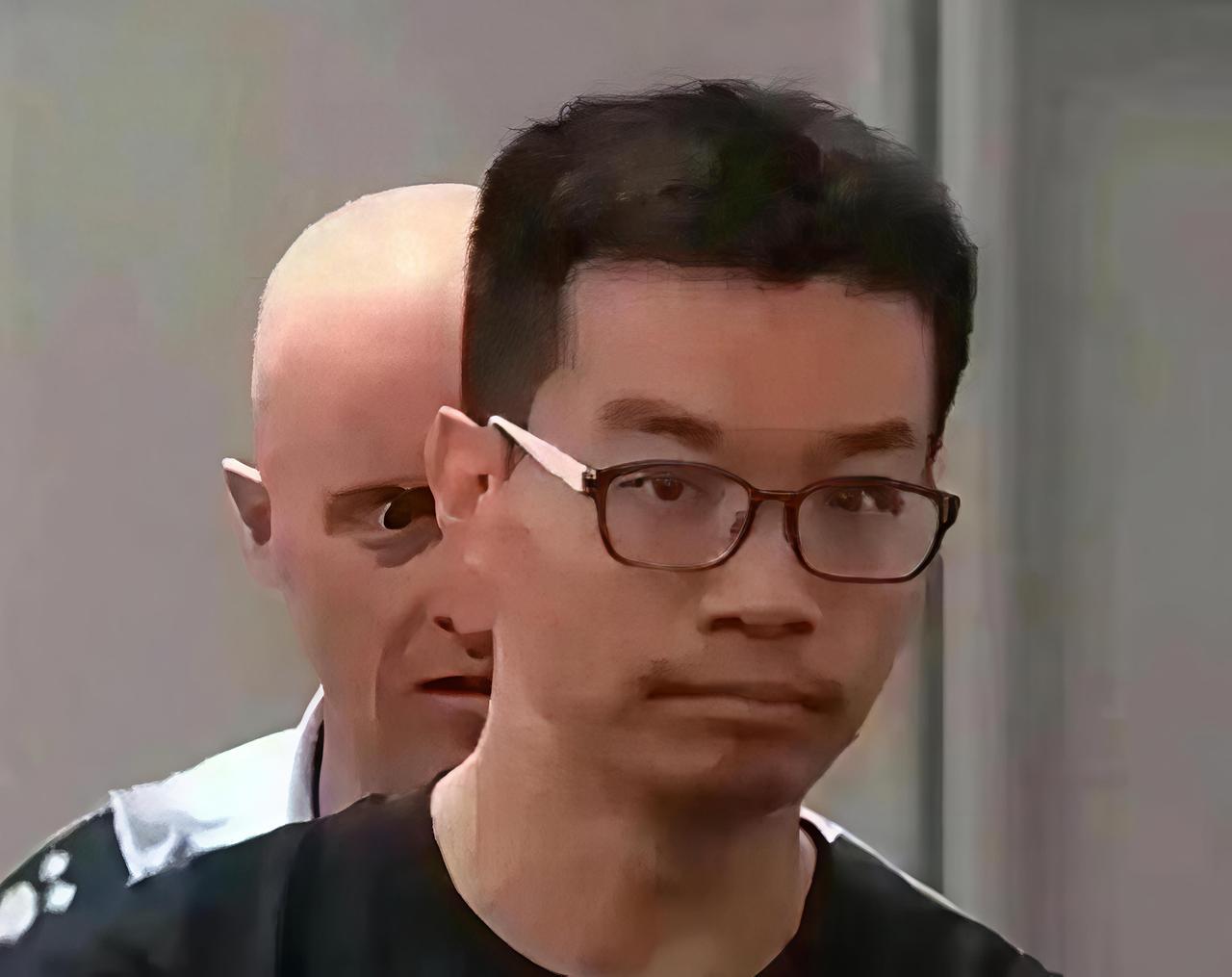 刚走下飞机，还没来得及拥抱浪漫的米兰，冰冷的手铐就直接锁住了他的手腕。

他不是