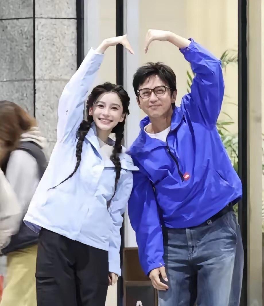 李晨郑恺看了都要“吃醋”！杨颖邓超私下久违聚会，梦回初代跑男谁的青春瞬间被唤醒了