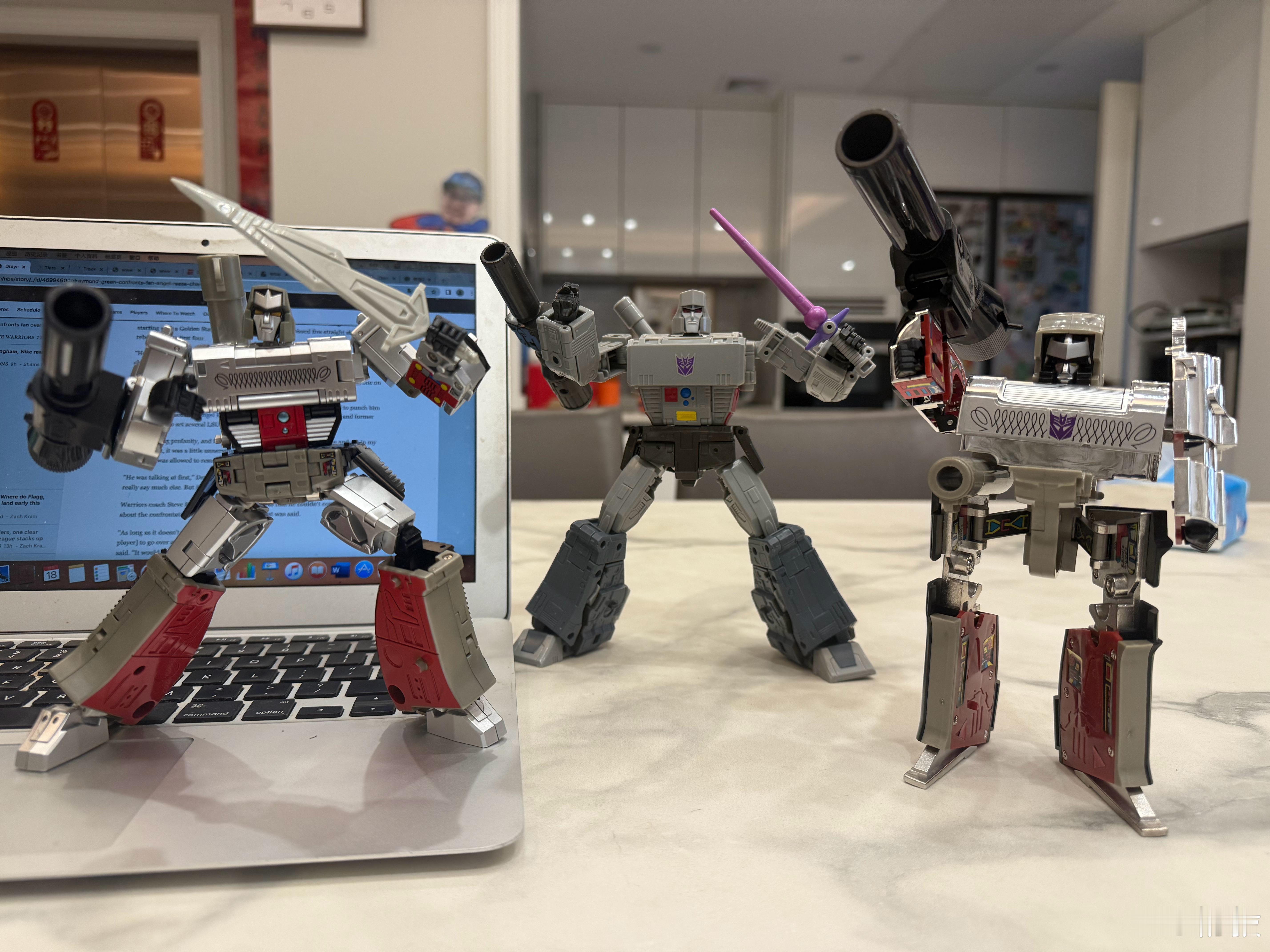 在一个安静的早晨，抓紧玩一会儿威震天祖孙三代。我的G1原始威震天，杨核桃的SS8