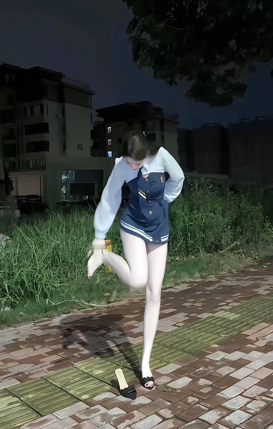 这才是真正的肤白貌美大长腿！黄金比例的身材，比国际超模都不遑多让。

这样的皮肤