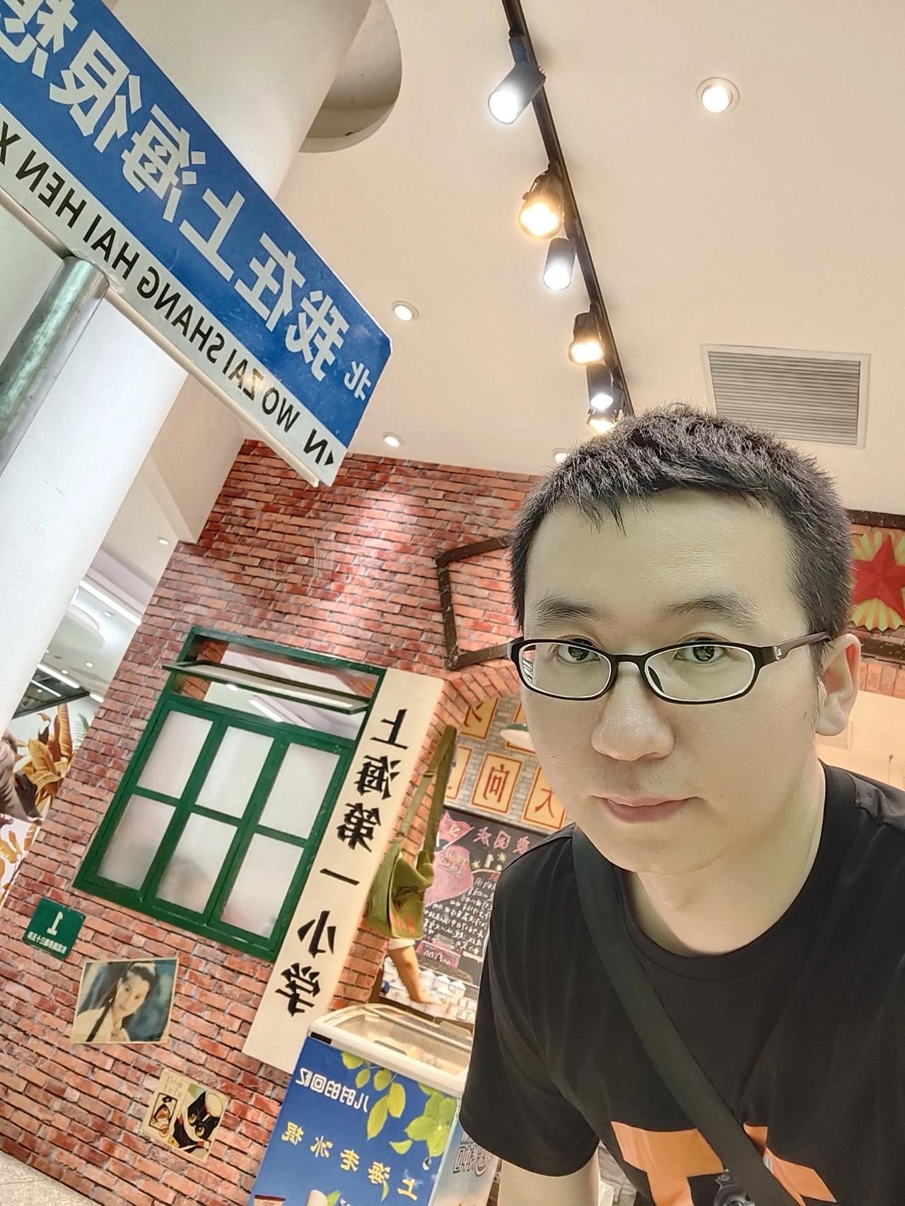 就喜欢看印度人没见过世面的样子。到了上海外滩，看到江两岸的建筑，马上手机视频给自