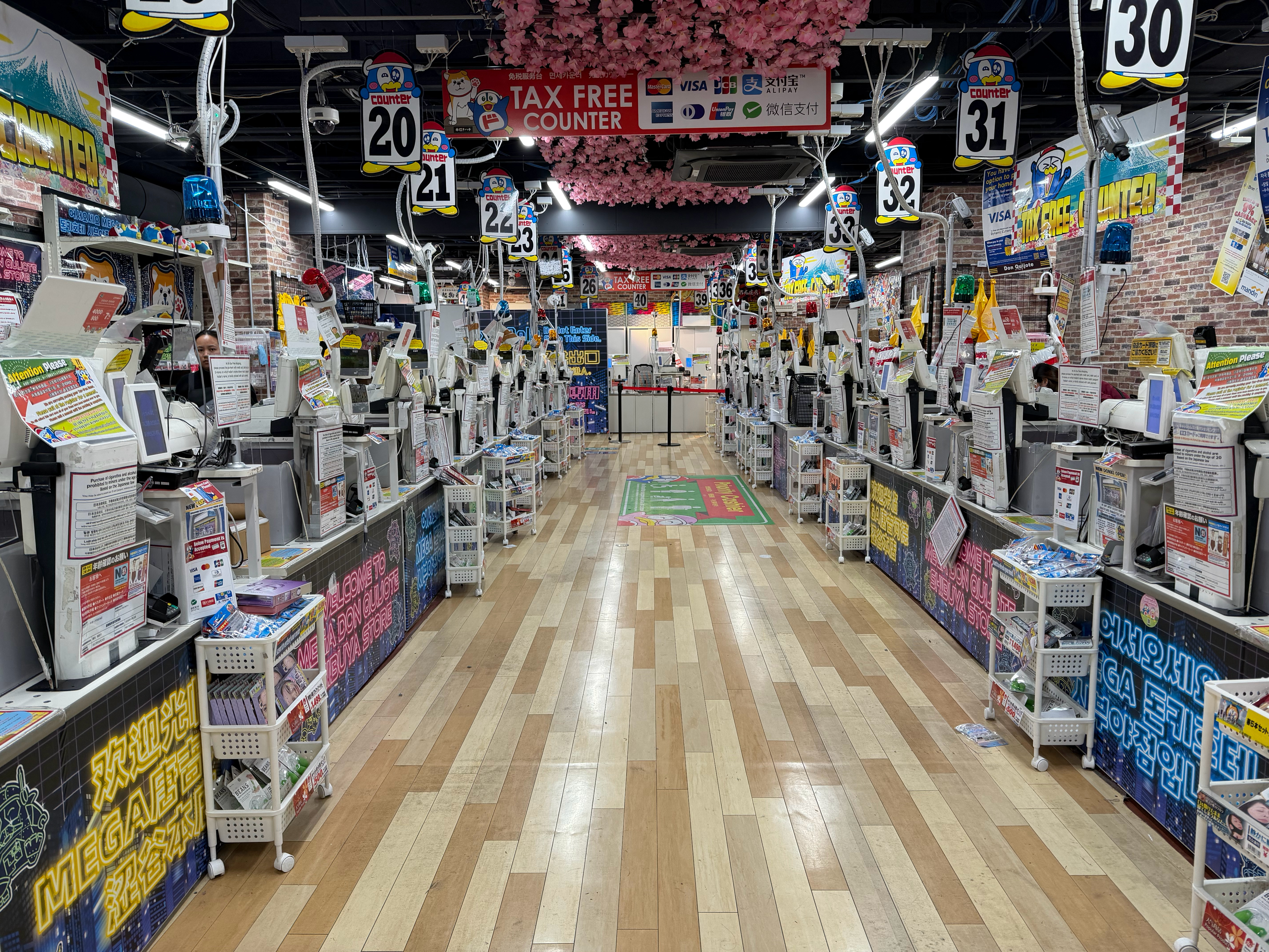 这是昔日人满为患的唐吉柯德免税结账楼层如今满街韩国游客，但消费能力太拉垮了 