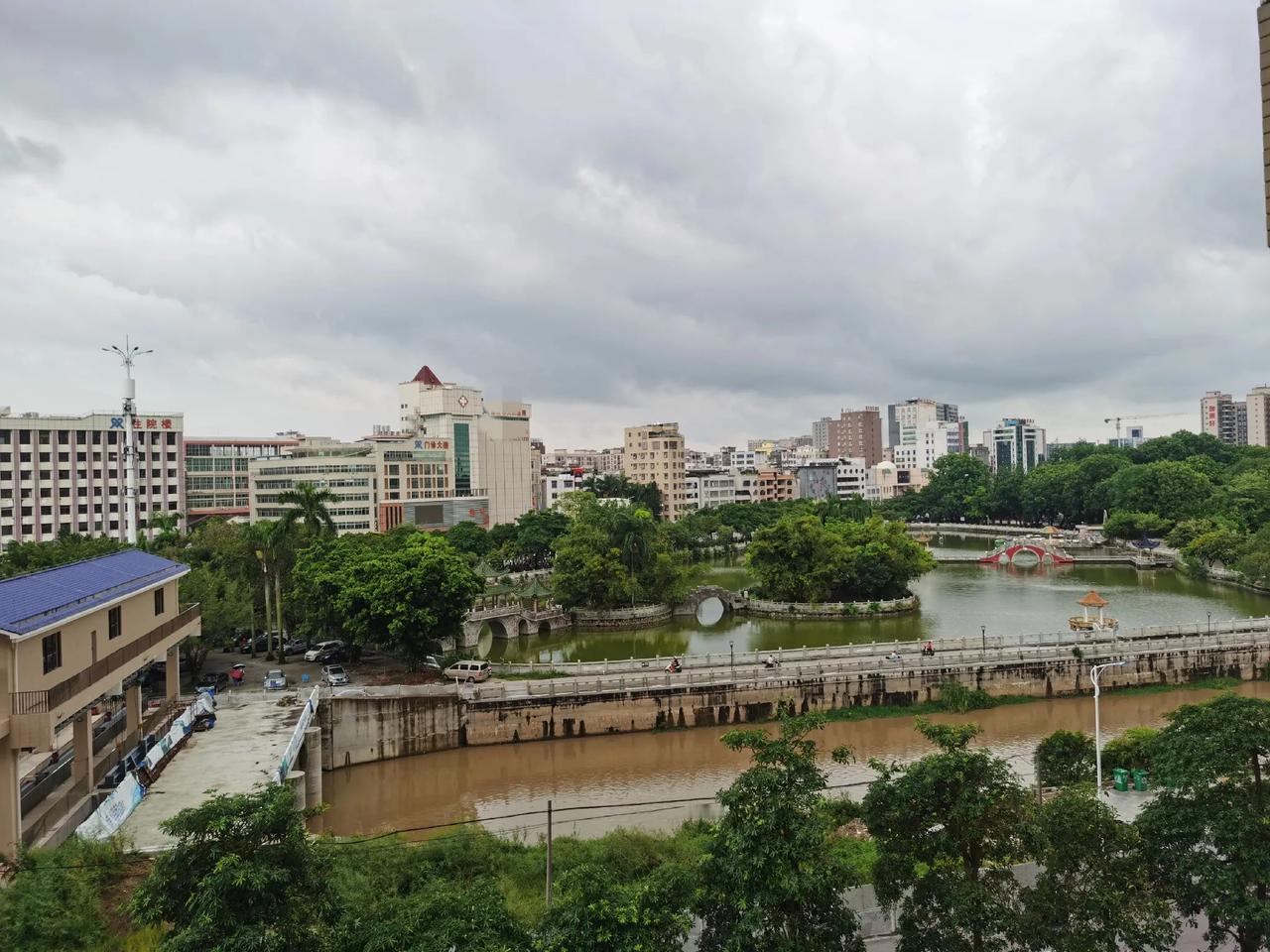 #今日秋分# 一场秋雨一场寒！昨晚下了一夜的雨，今早明显变凉了许多。9月22日，