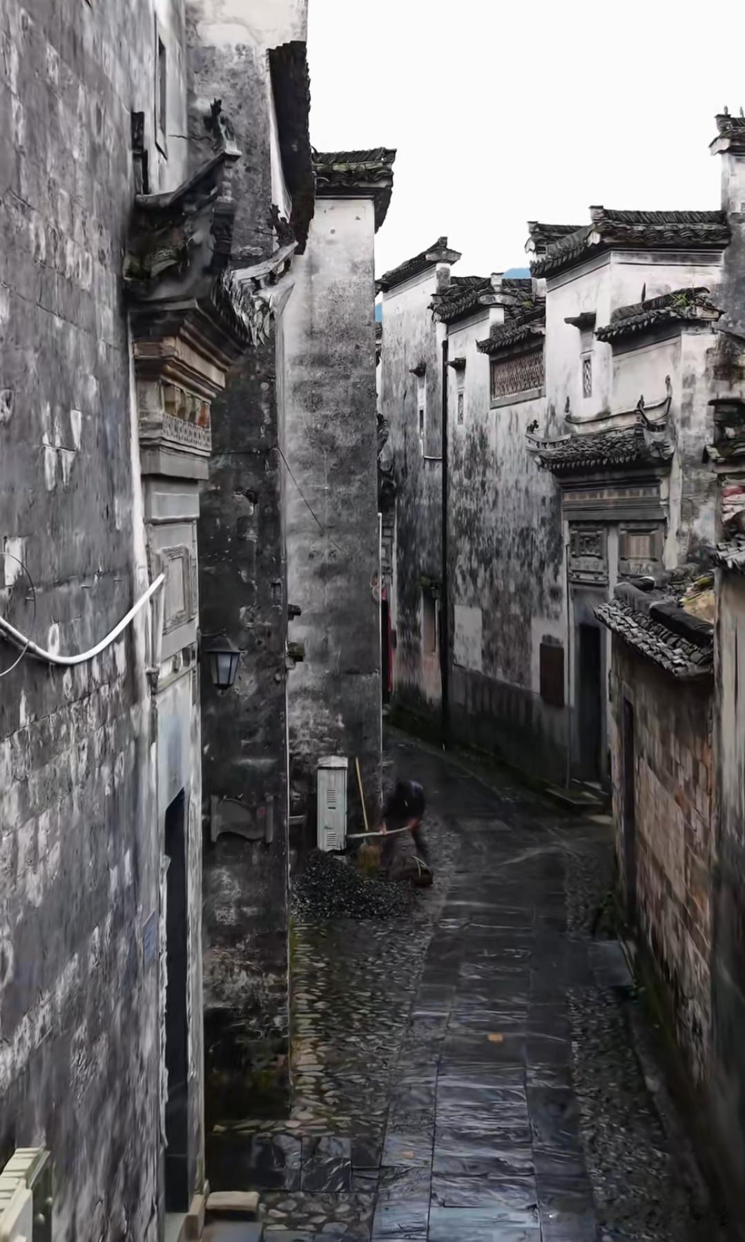 安徽歙县古黄村家乡的徽派古巷！

青砖灰瓦马头墙，
青石铺就条条巷。
千年风情红