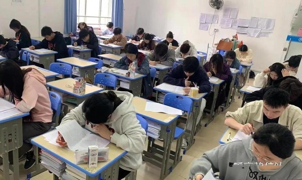 标题：

考生高考 794分算“发挥失常”？这届学霸的凡尔赛，把我看破防了！
