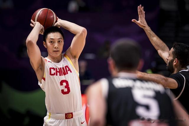 看来“冲出亚洲，走向世界”已不光是中国男足的口号，男篮和男排也将步其后尘，三大球