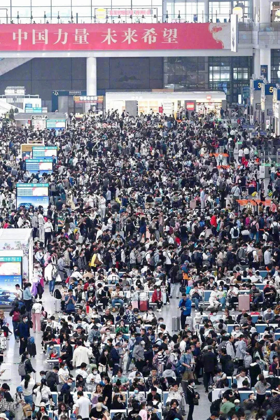 五一小长假正式开始，各地迎来了人从众的模式。火车站车票已经售完，候车室挤满了要出