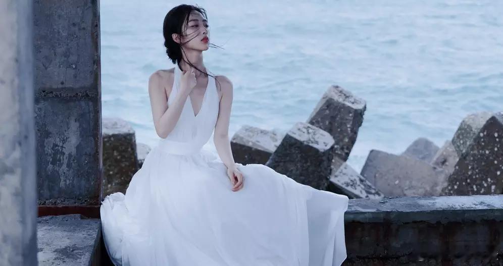 分享娱乐[超话]分享娱乐 邓恩熙穿白色露背裙清丽脱俗 ，在码头读信文艺浪漫  ​