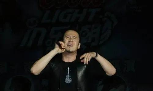 杨坤的歌曲真的没法听

网上不时刷到杨坤唱歌的视频，是他的一些新作品，笔者听了觉