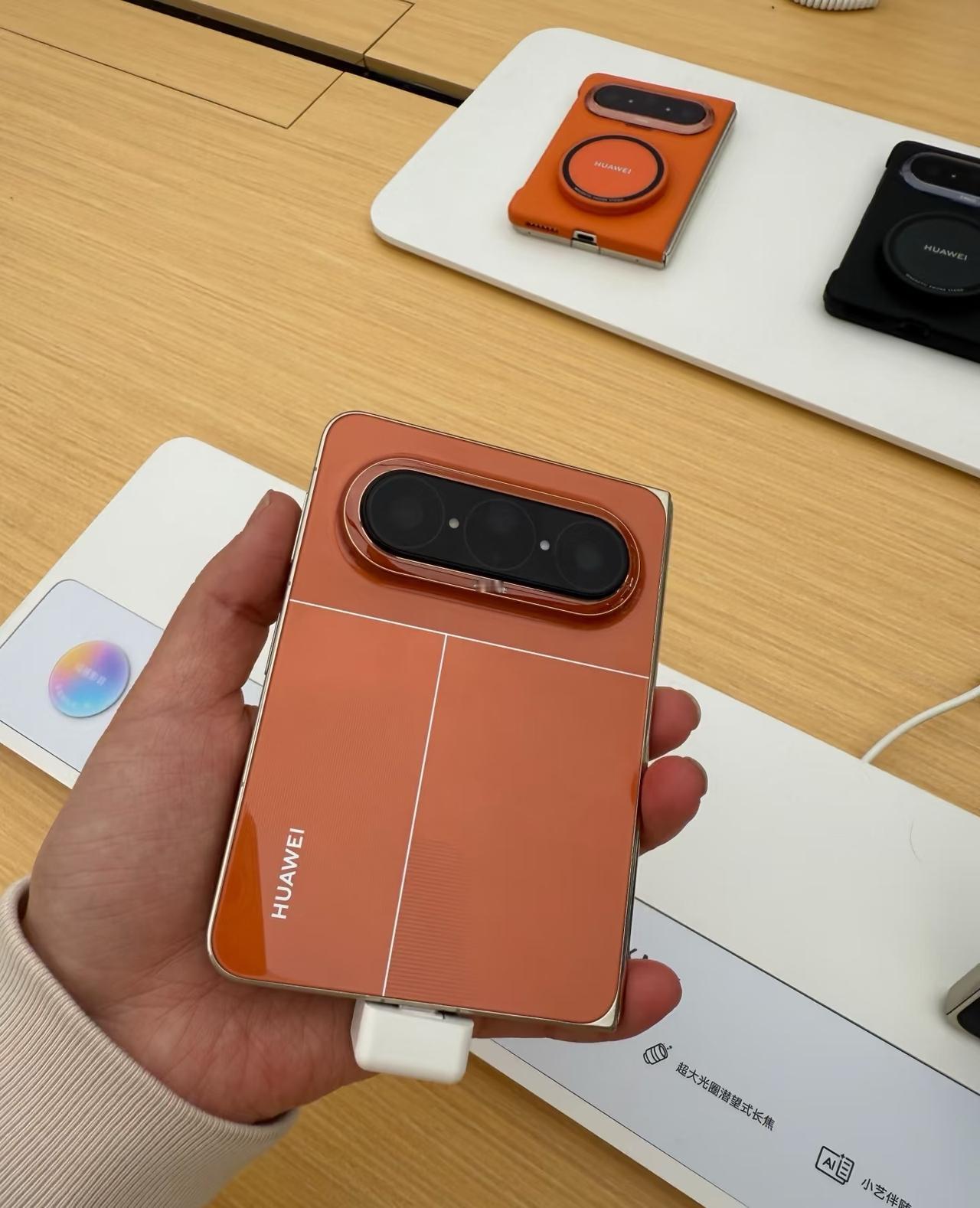 口袋里的手机突然不香了

朋友说华为出了款大阔折，还是全球首款，就好奇一起去门店