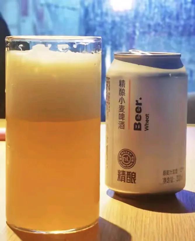 零广告，零代言，零促销。

胖东来的啤酒，却卖爆了。

凭什么？

看看配料表就
