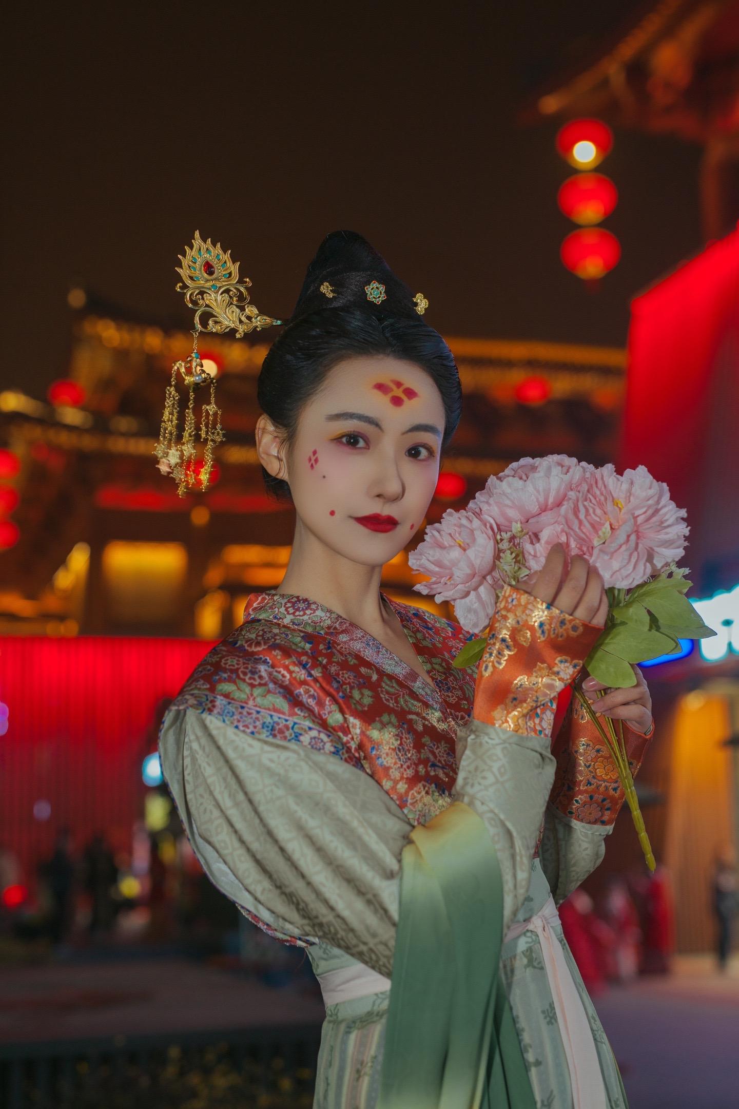 金蛇献瑞，福满新春｜新年一起走花路。✨新的一年，平安喜乐，万事胜意！祝...