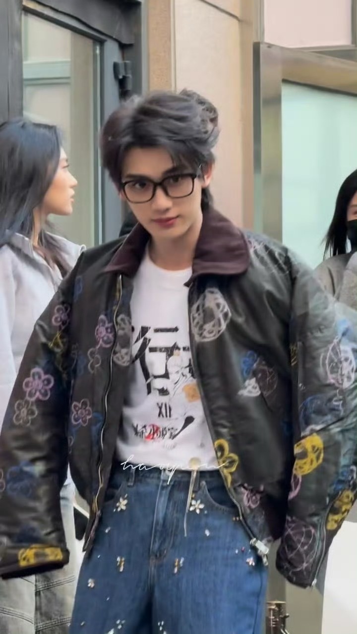 丁程鑫哈尔滨路演路透丁程鑫哈尔滨路演上班路透，太欲了谁懂啊我真没招儿了[捂嘴哭]