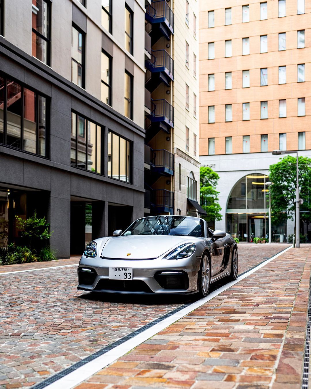 货真价实的保时捷 718 Spyder，自然吸气六缸 4.0 那种。银外蓝内格子