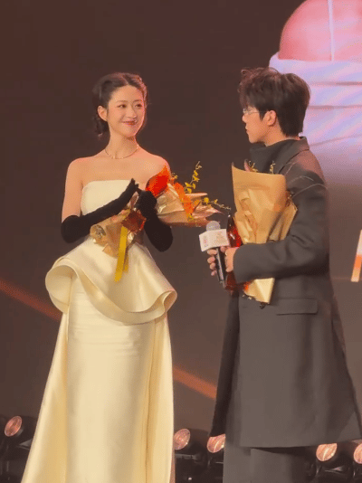 周奇向涵之一起回家 曝周奇向涵之恋情 美女为什么那么爱野兽？感觉男方不屑一顾，女