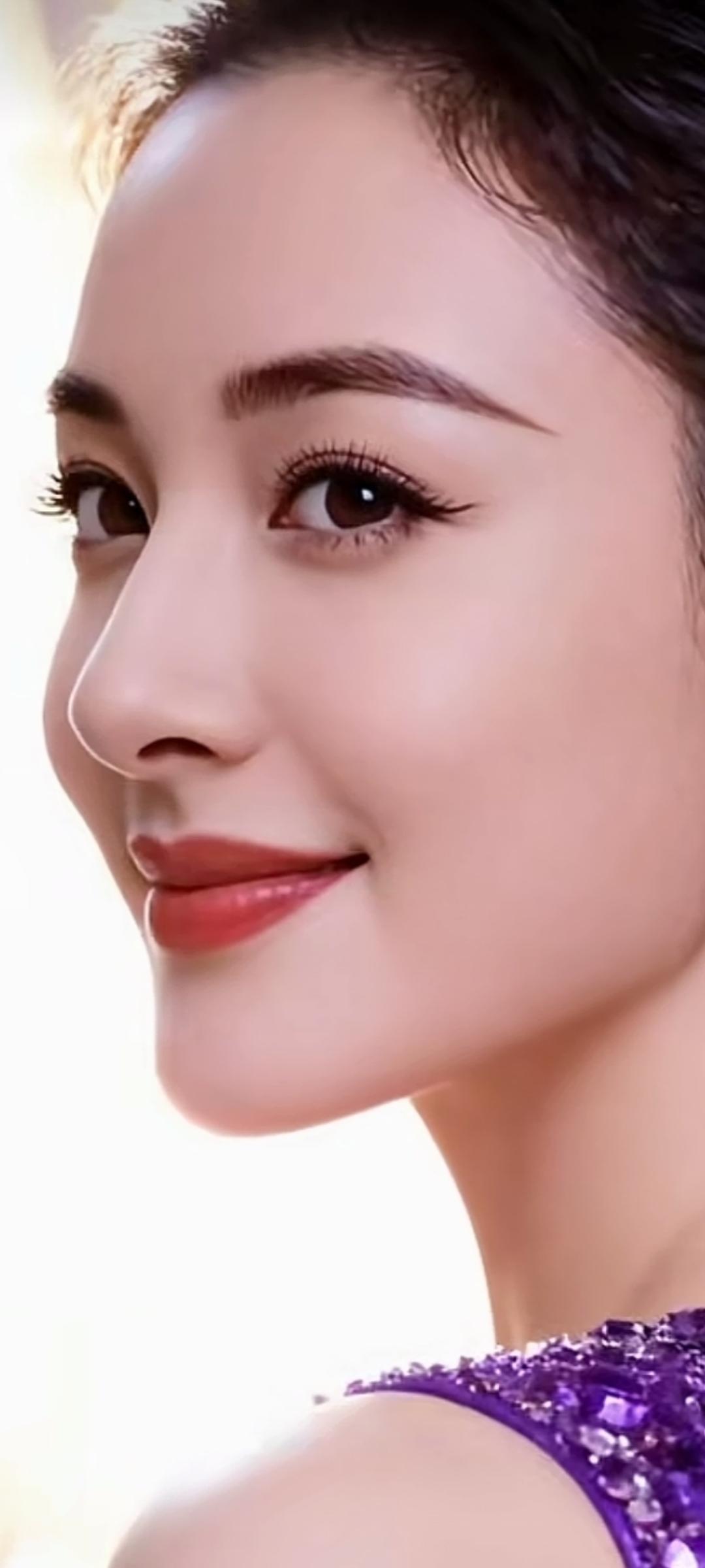 温柔甜美的微笑，紫色亮片裙装，闪耀动人！