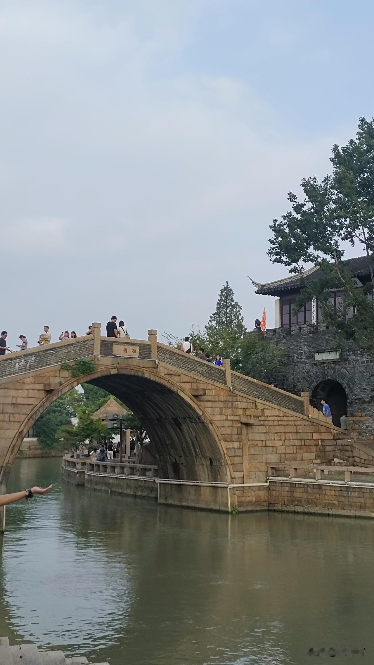 如果打算在城里安家立业，城里又有房子，在农村建房不要投资太大，有个平房，有个念想