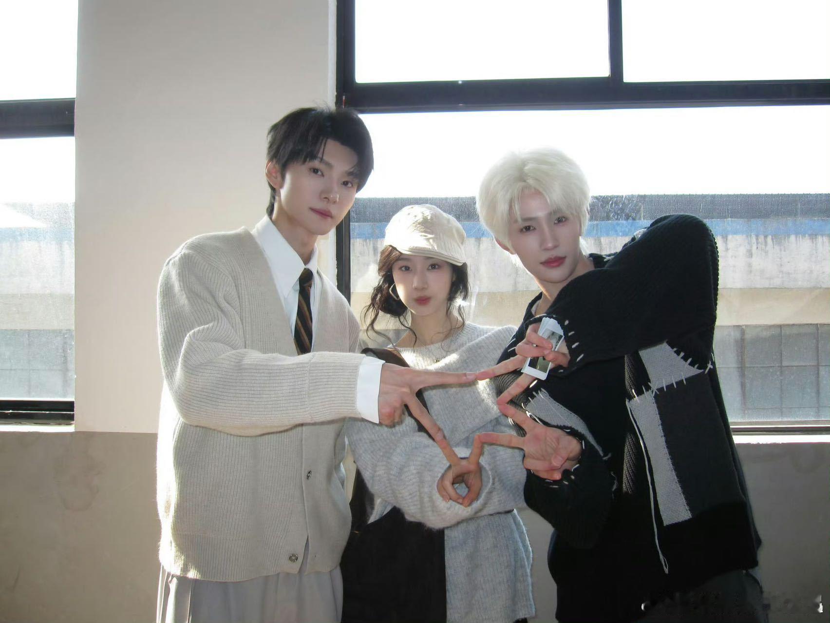 小伙追妻结果被儿子揍了 老爸想追回老婆，儿子以为他是来抢妈的，直接开战，这父子俩