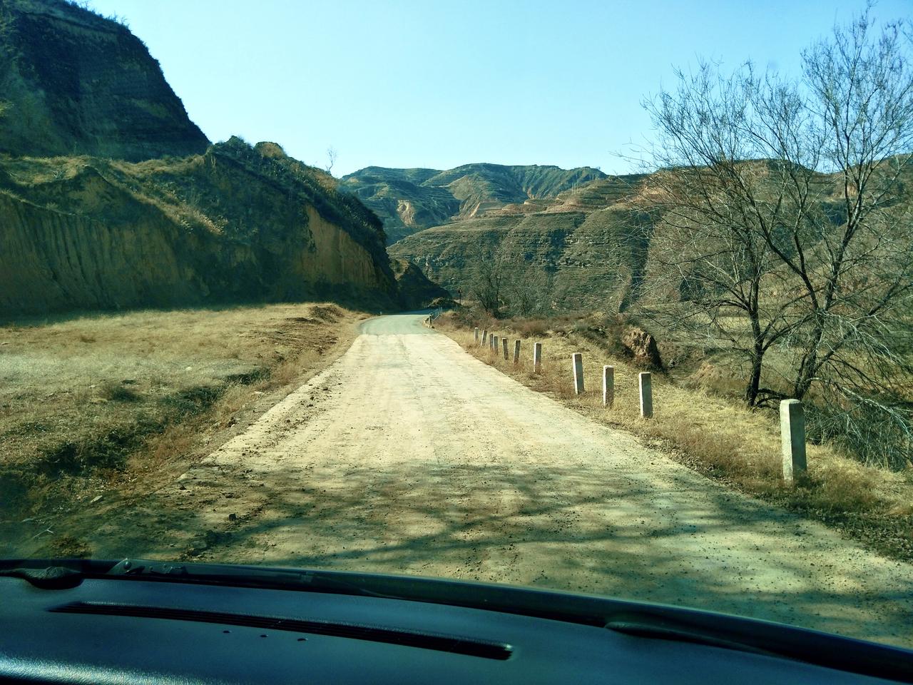 摆一摆手机里边的老照片。
这是2020年3月7日，和朋友一起去永和县，沿黄旅游公