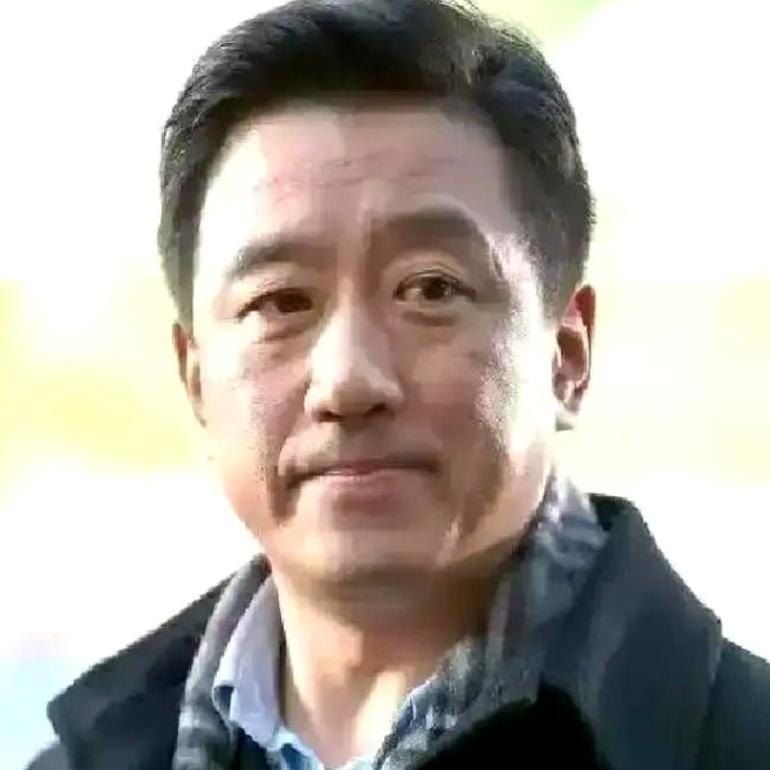 1997年，演员吴卫东在剧组拍到一半突然要求涨薪，拿停机要挟导演陈国军，结果一天