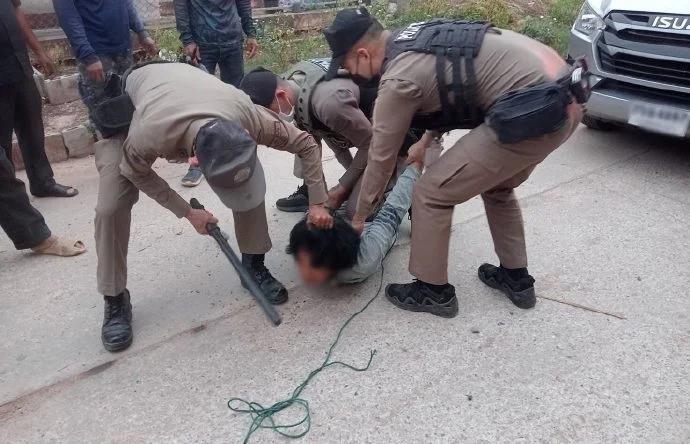 “易爆易怒 蚕食任性” 男子毒瘾发作 持双刀乱砍 致3人受伤
(互联网照片)
(