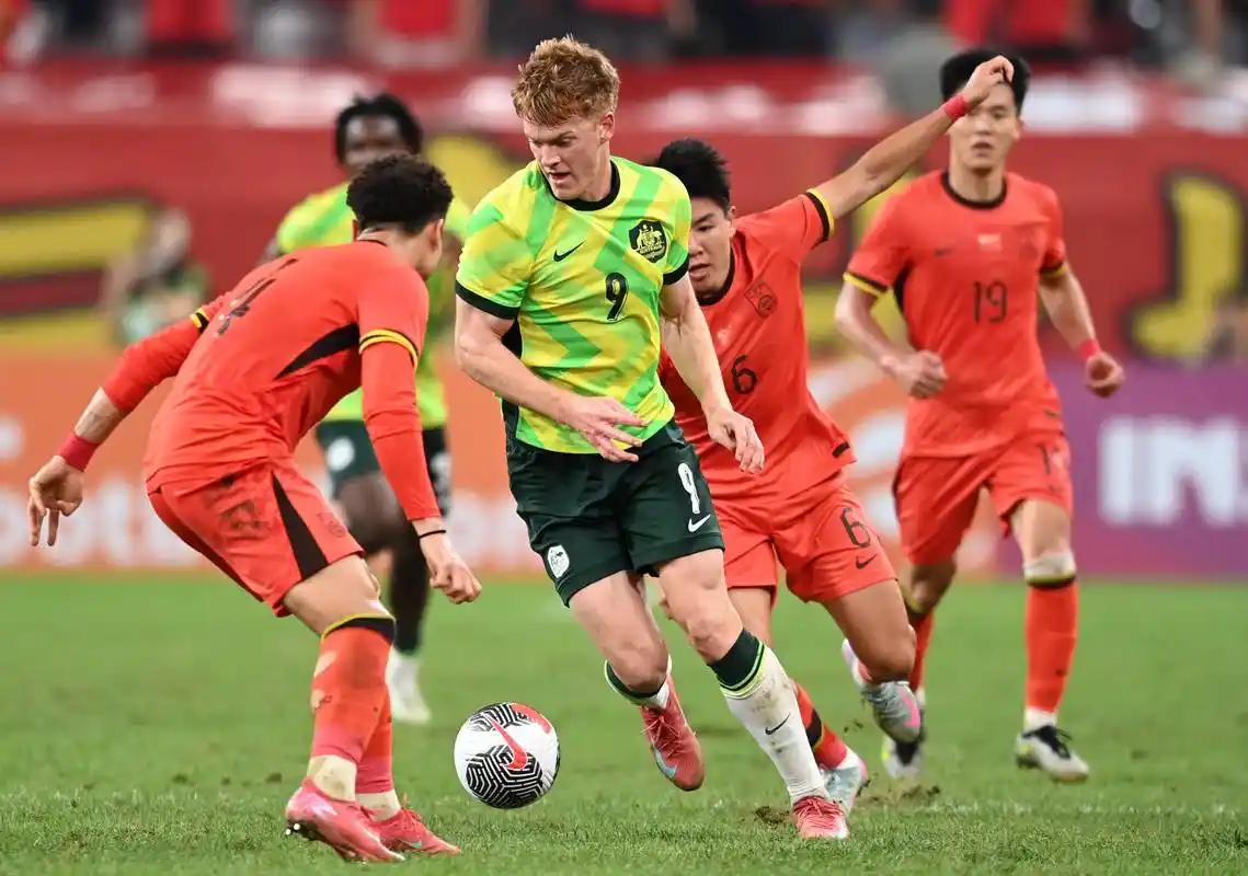 中国足球不是不想“卷”，是根本没条件“卷”。
咱们足球人口太少了，注册球员连小国