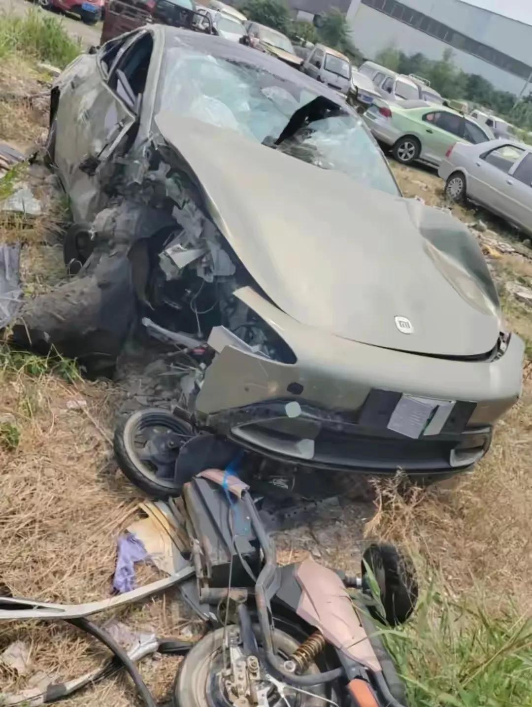 这是不是那辆从悬崖上摔下来得车？怎么又是轮胎先跑了？全球十大车企，跑分第一，车机