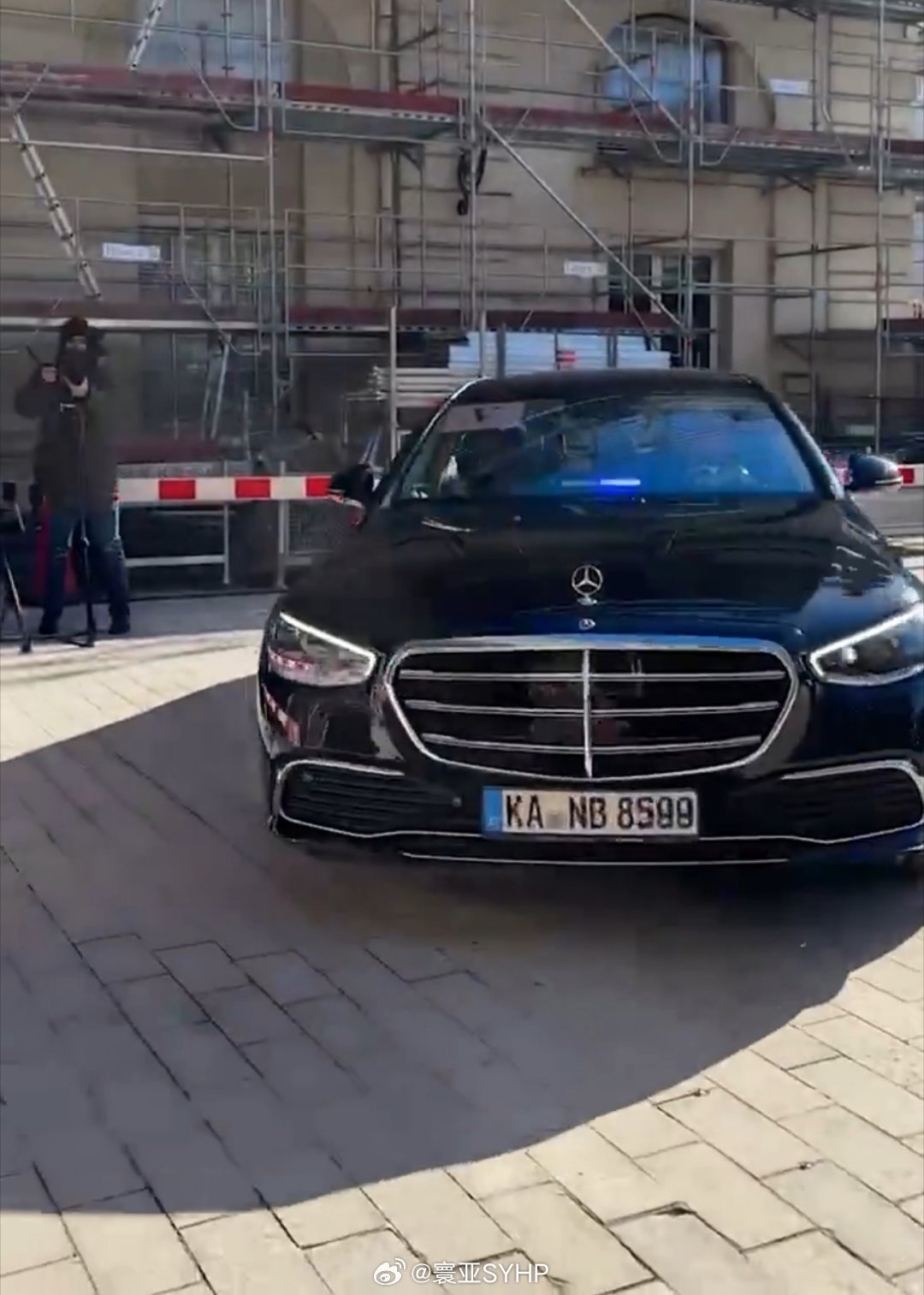 中美经贸磋商在法国巴黎开始举行中美两国经贸团队，在法国巴黎经济与贸易合作组织总部