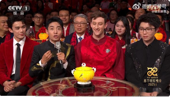 吴磊毛不易左右护法  吴磊不语只是一味的微笑 吴磊微笑迷人，毛不易无措可爱，左右