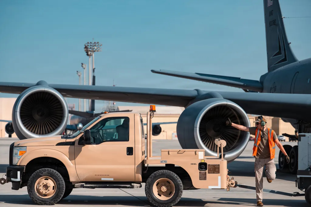 美国空军如何修补一架被弹片击伤的 KC-135此外，将高级维修工作前推至更靠近前