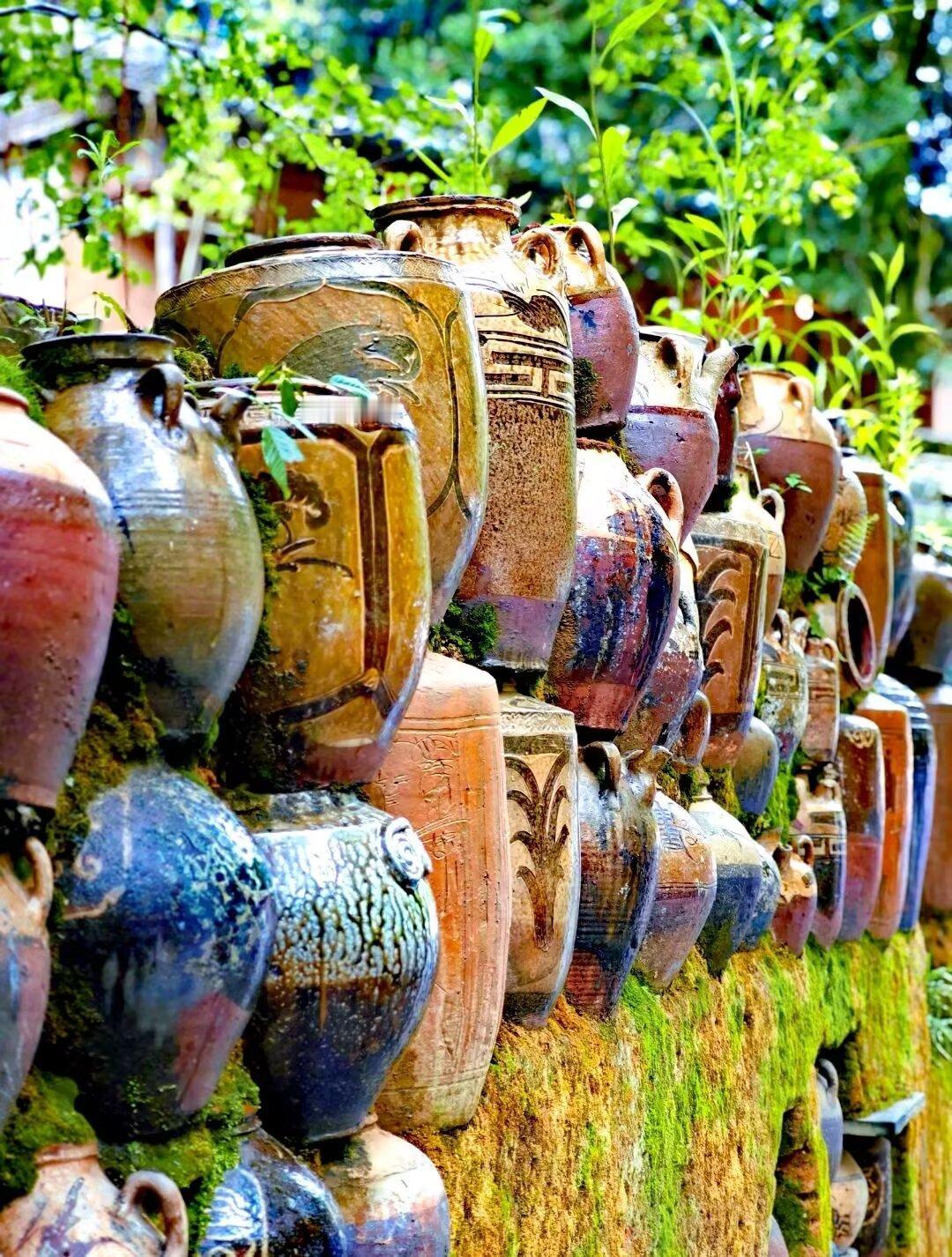 景德镇三宝村，一瓷一罐，一草一木，一个装满艺术的世外“陶”源。
一座藏在山中的小