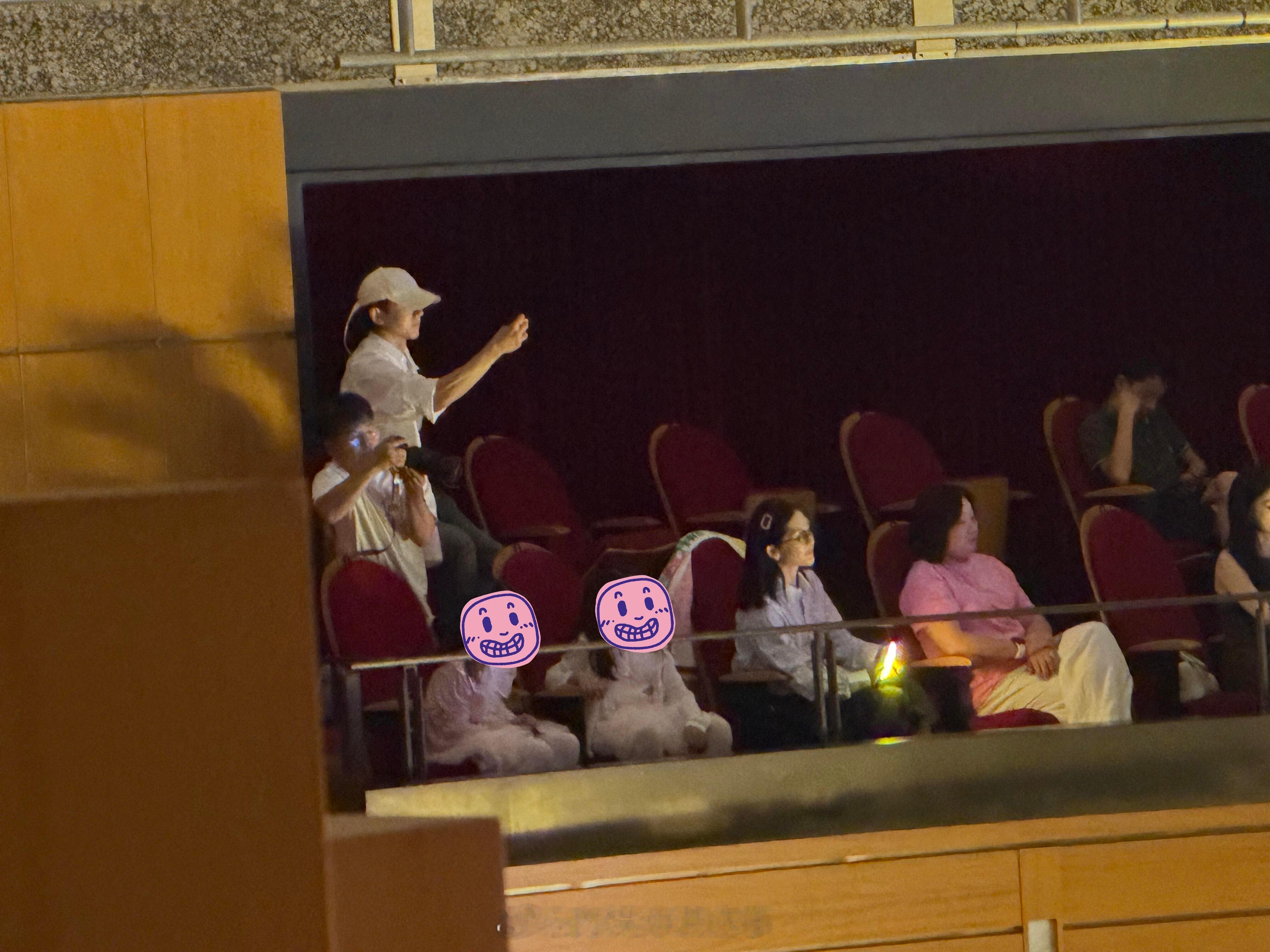 张杰谢娜一家看小女儿演出张杰谢娜一家看小咘芽演出 张杰谢娜一家看小女儿演出，好幸