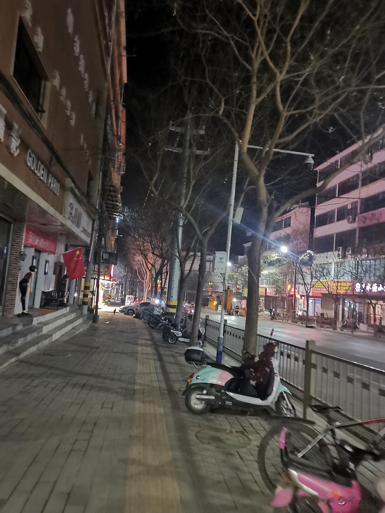 一在家休息了的学校中层前领导每年都申报正高职称年年失败，有几个关系要好的同事劝说