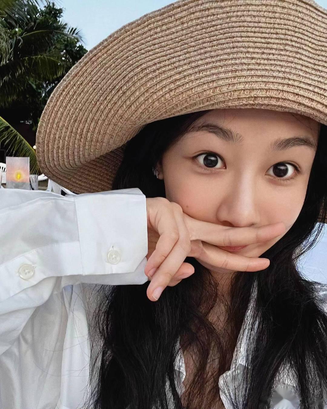 #杨紫ins更新旅行明信片##杨紫ins秀腰线# 杨紫ins更新旅行明信片，大秀