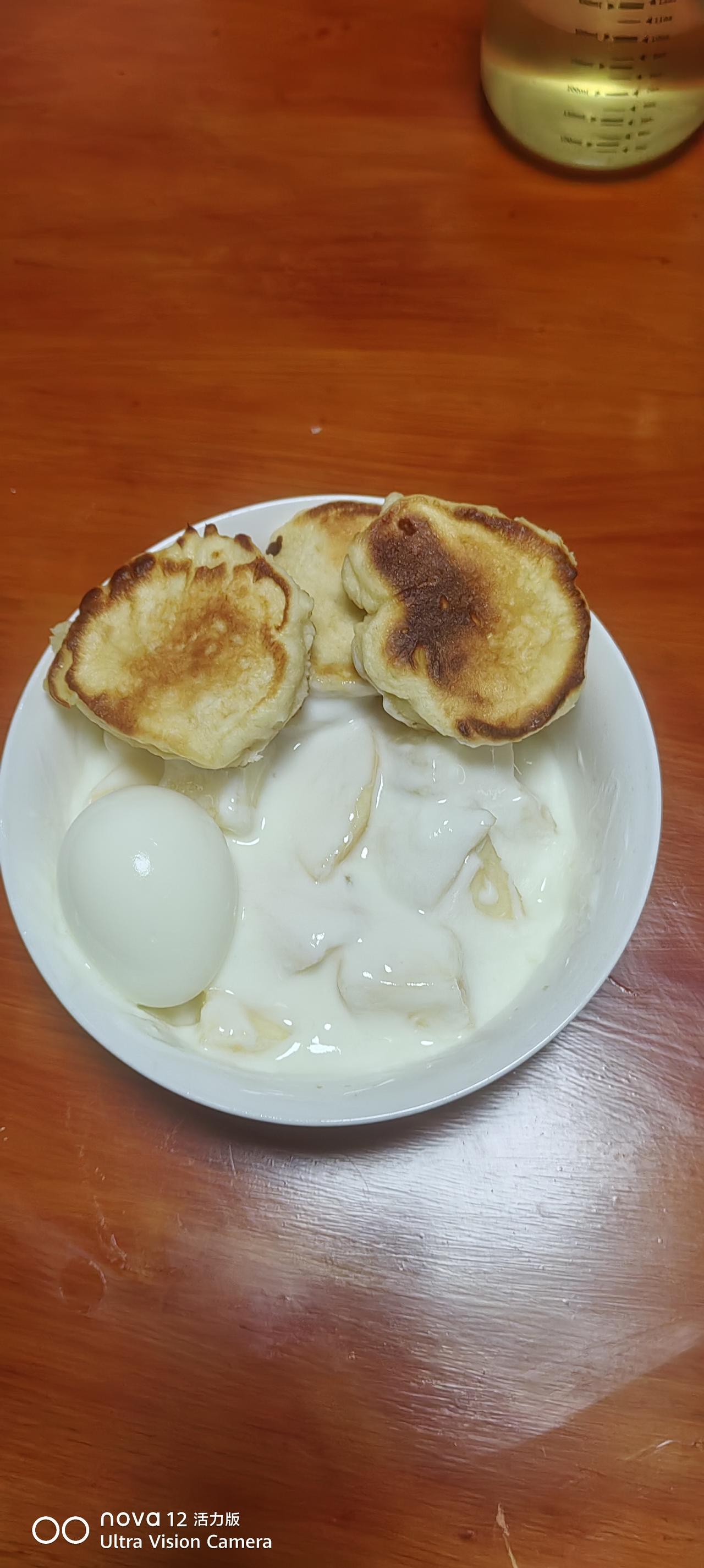 老年夫妻的尴尬

夫在邕江头
妻住长江尾
日夜思妻不见妻
共饮中华水