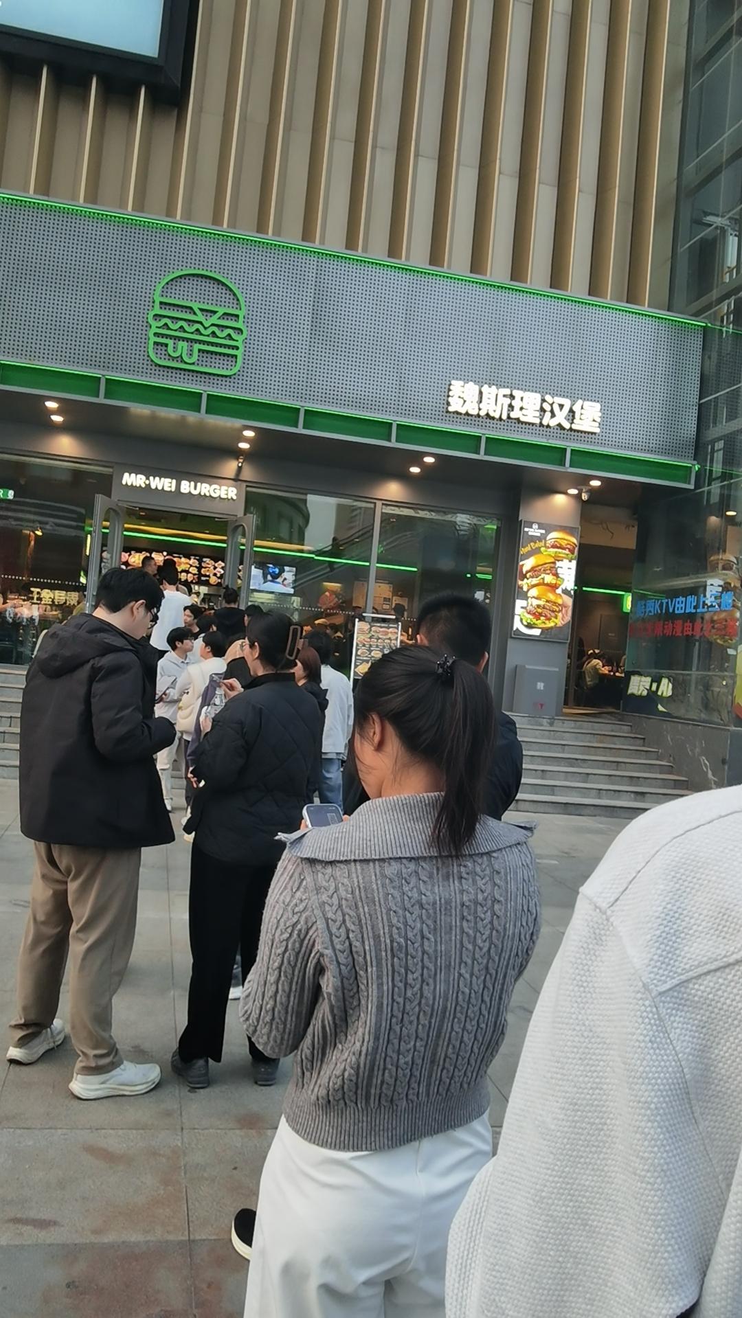 【这家实体店火🔥死了！木外卖！排队排到马路边儿……】
每天都排队，双休更夸张。