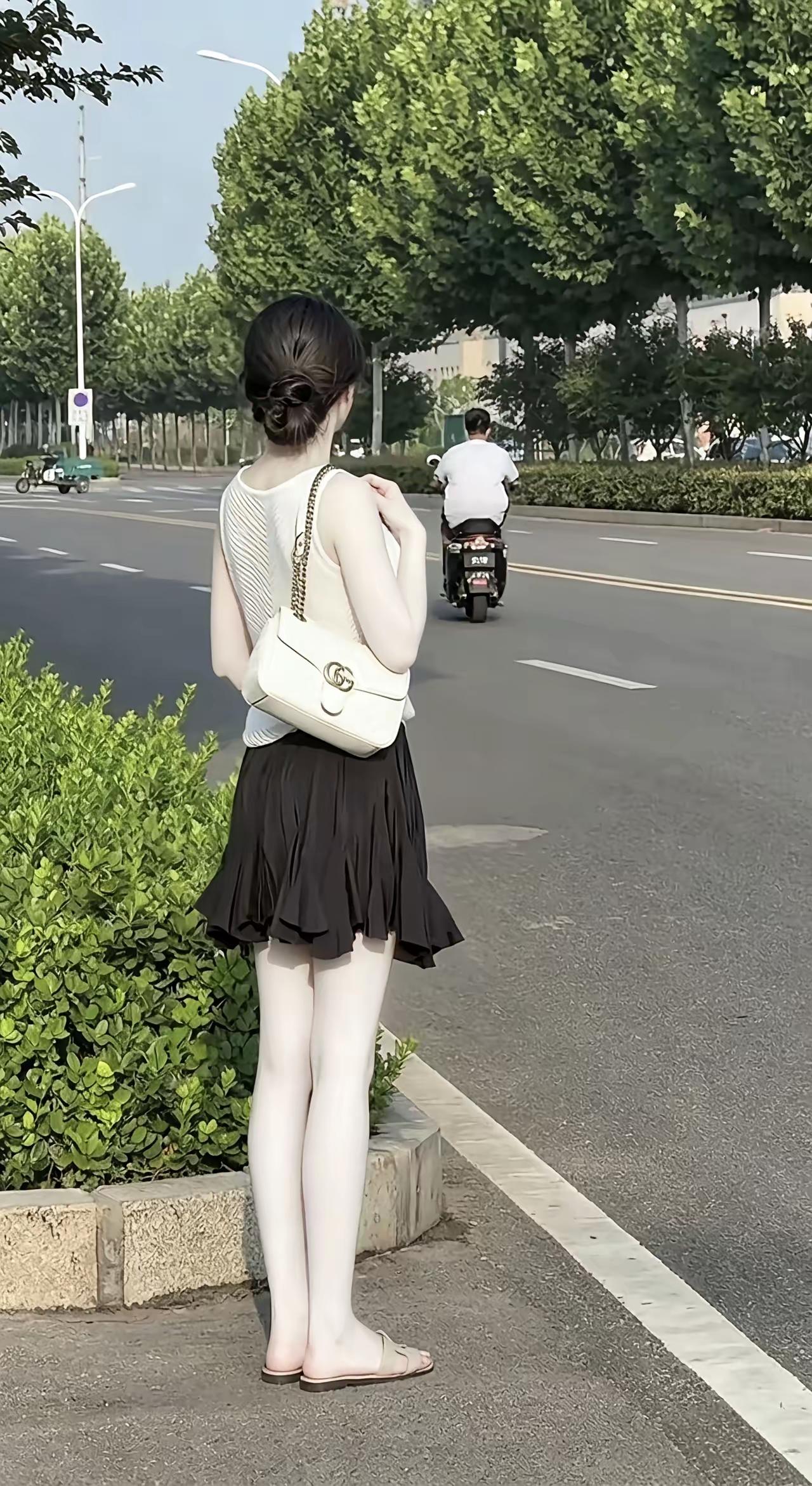 不得不说冷白皮的姑娘，哪怕穿搭简简单单，看着就格外养眼。首先肤色白特别衬颜色，身