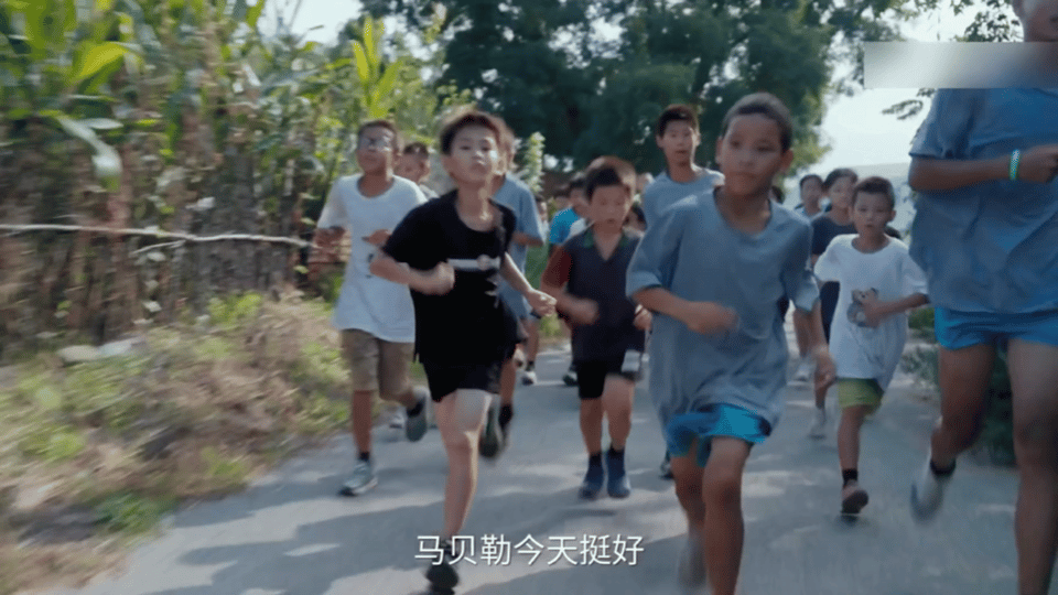 网红体育老师30年助养300多名儿童每个周末去梦想之家看柏剑和孩子们一起训练，成