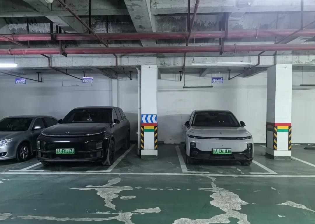今天聊一聊理想汽车的一些实用性的设置。
	
首先是KFC可以直接取餐功能，这个对
