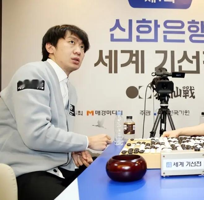 各为其主~
党毅飞赢棋立大功
杨鼎新赢棋难救主


韩国围棋联赛第10轮的比赛，