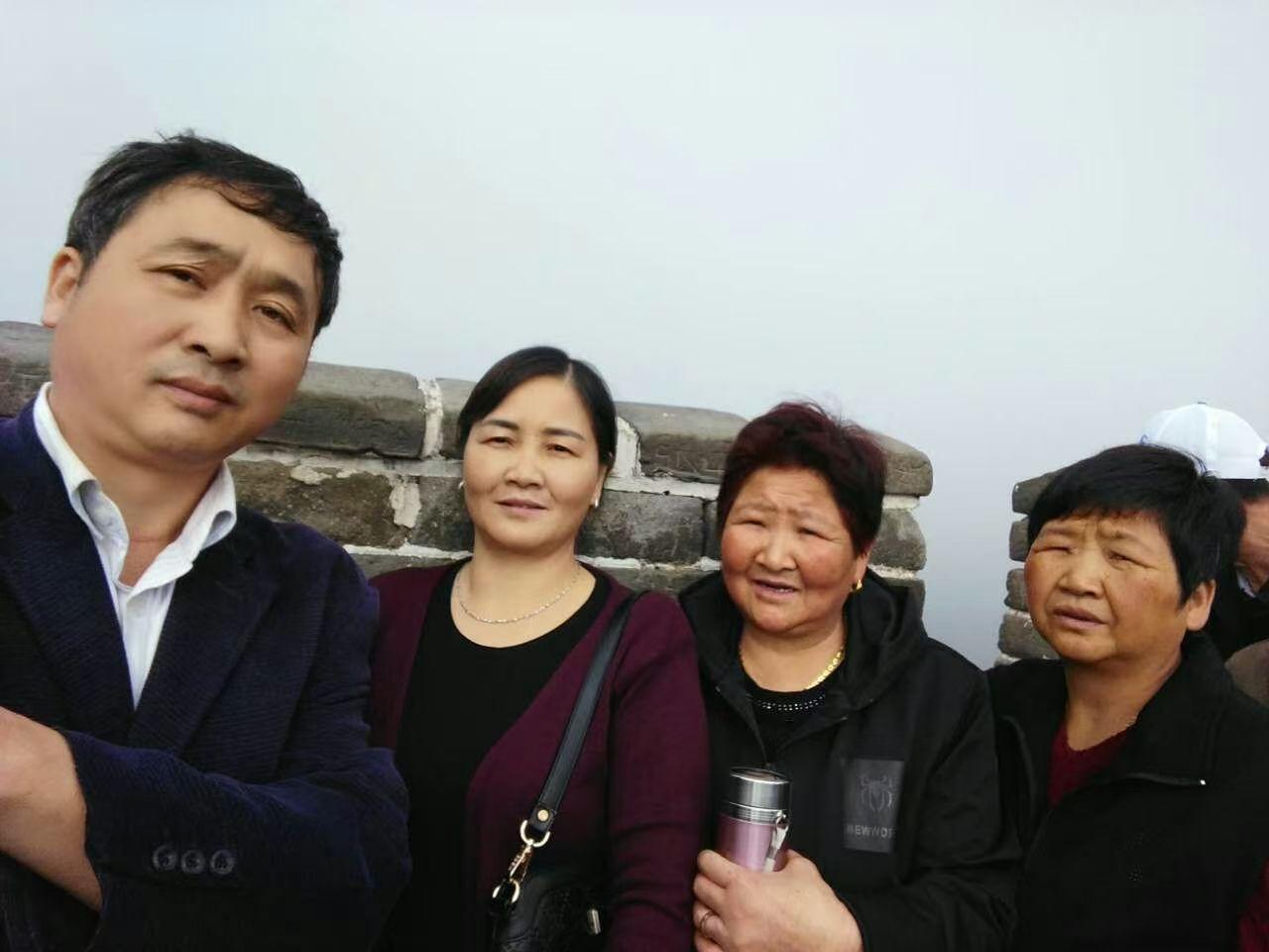 昨天中午在路上我大姐打来视频，当时没接，到门口没上楼就回了过去。
我父母亲生下我